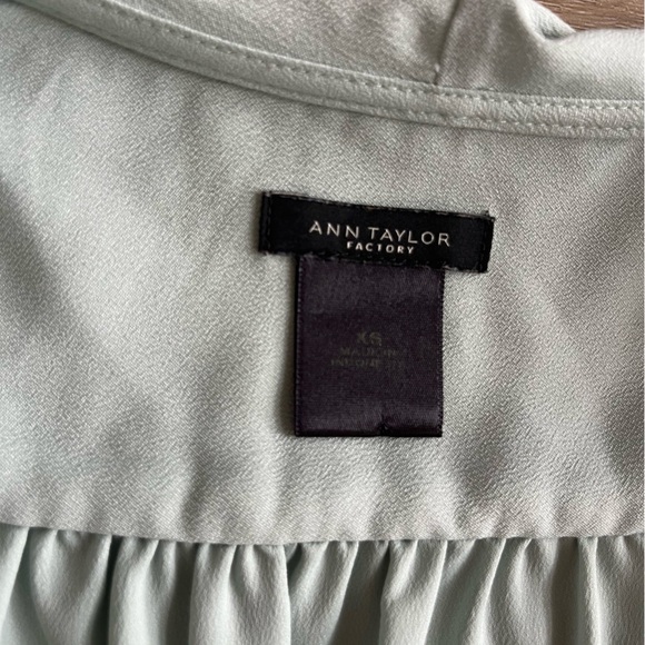 Elegant Ann Taylor Pale Green Ruffle Blouse Long Sleeve SZ XS - Picture 3 of 9